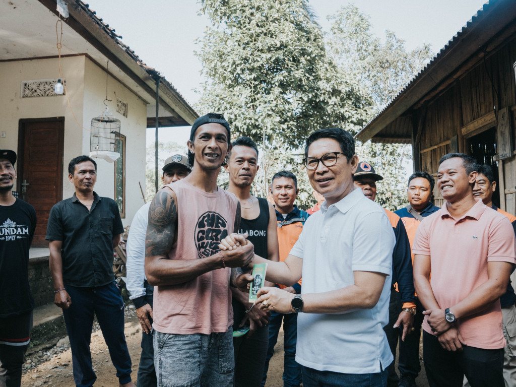 Bupati Adi Arnawa Serahkan Bantuan Bencana di Desa Munduk Damping